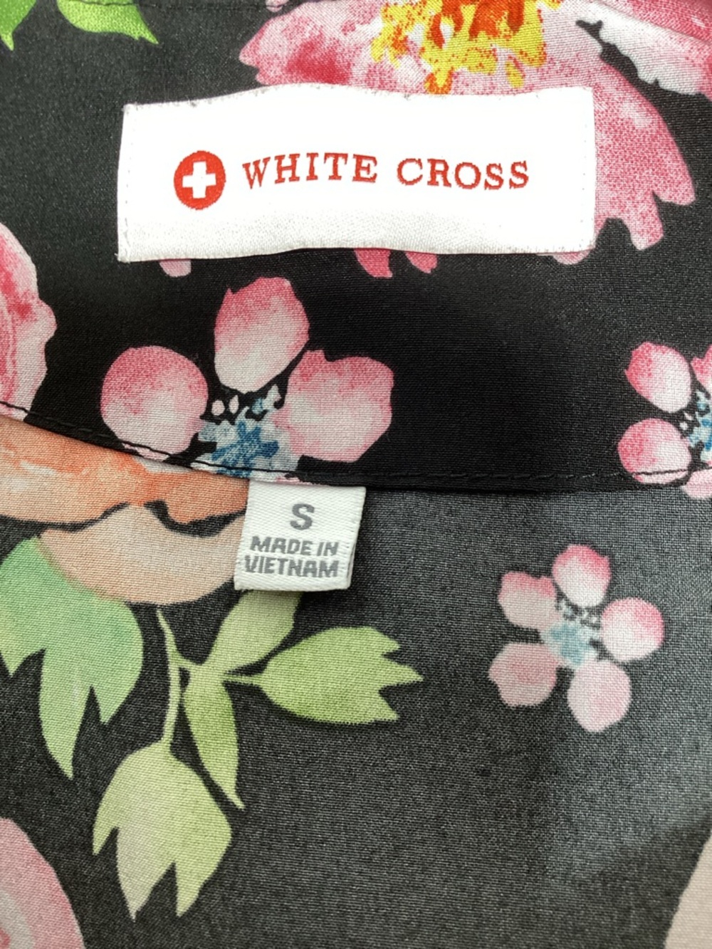Lot of 3 scrub tops Elle and White Cross . Size small. - Picture 13 of 13